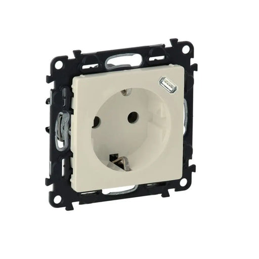 КОНТАКТ ШУКО С ДЕТСКА ЗАЩИТА И USB TYPE C VALENA LIFE