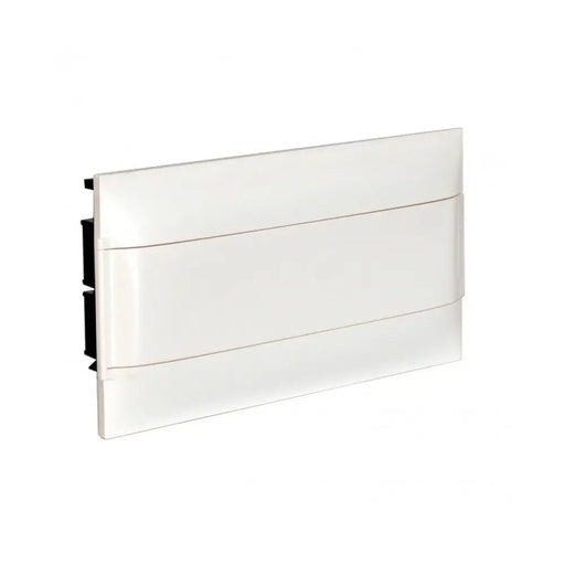 ОСЕМНАДЕСЕТМОДУЛНО ТАБЛО + ШИНА С ОПУШЕНА ВРАТИЧКА LEGRAND