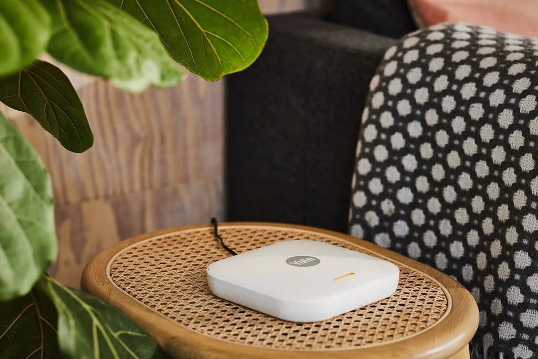 Yale Smart Alarm Starter Kit 7 артикула - контролен панел, клавиатура, дистанционно управление, 2x сензор за движение, 2x сензор за прозорец/врата