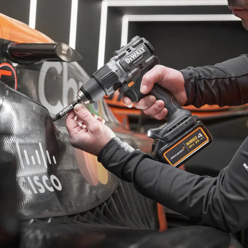 АКУМУЛАТОРЕН БЕЗЧЕТКОВ КОМПЛЕКТ DEWALT DCK200MM2T-QW