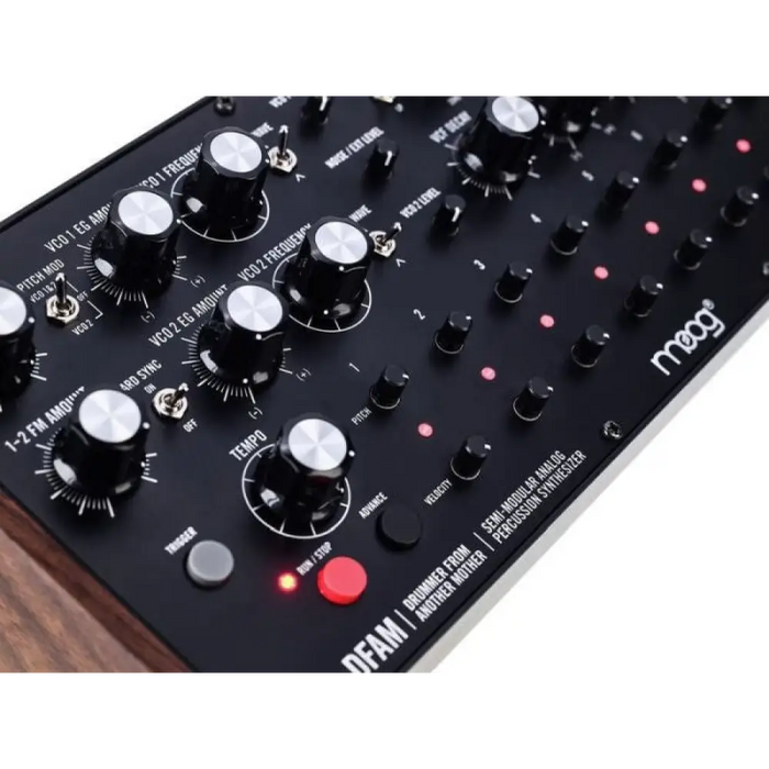 MOOG DFAM Аналогов синтезатор полумодулна дръм машина Черен