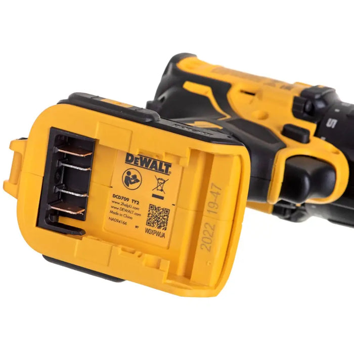 КОМПЛЕКТ ЗА ЕЛЕКТРОИНСТРУМЕНТИ DEWALT DCK2062M2T (DCD709