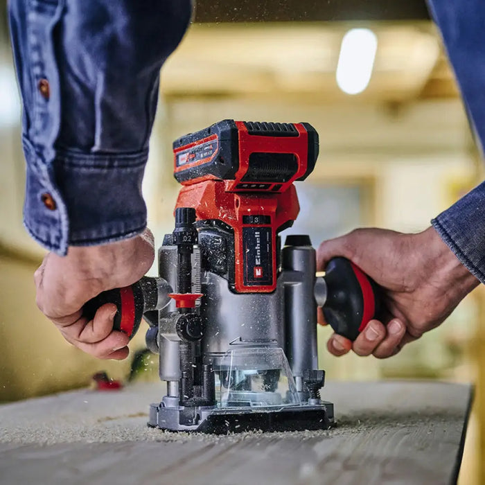 АКУМУЛАТОРНА БЕЗЧЕТКОВА ОБЕРФРЕЗА EINHELL TP-RO 18 Set Li BL