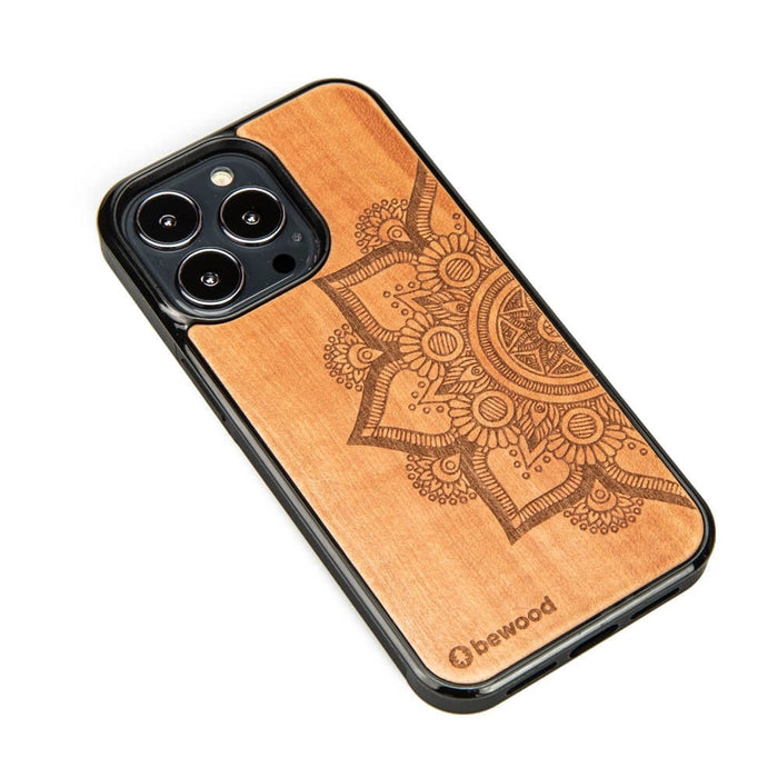 Дървен калъф Bewood Mandala Apple Tree за iPhone 13 Pro - светлокафяв