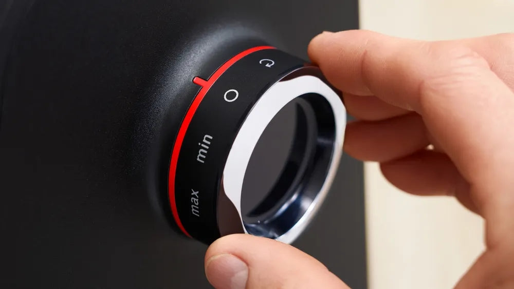 Bosch MFWS640B, SER6, Месомелачка - MultiPower 2100 W, Планетен редуктор, 3,5 кг/мин, приставка за кебе, приставка за колбаси, приставка за нарязване, функция реверс, Черен