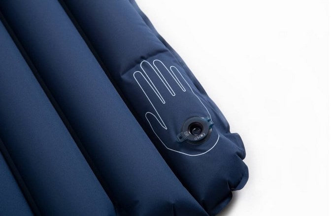 Versa 1R M тъмносиня надуваема постелка Exped тъмносиня