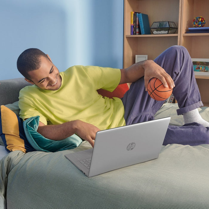 Лаптоп HP 17-cn3135nw Intel® Core™ i5 i5-1334U 43,9 cm (17,3") Full HD 16 GB DDR4-SDRAM 512 GB SSD Wi-Fi 6 (802.11ax) Windows 11 Home Silver