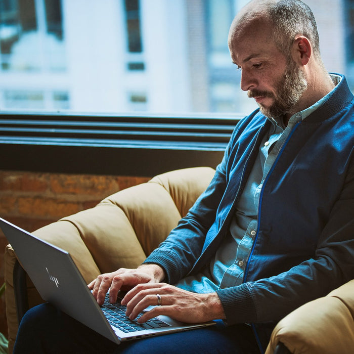 HP ZBook Firefly G11 A AMD Ryzen™ 5 8640HS Мобилна работна станция 35,6 cm (14") WUXGA 16 GB DDR5-SDRAM 1 TB SSD Wi-Fi 6E (802.11ax) Windows 11 Pro AI PC Сив