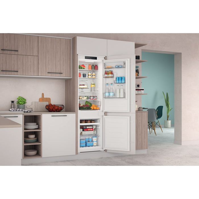 Indesit INC18 T311 хладилник с фризер за вграждане 250 LF бял