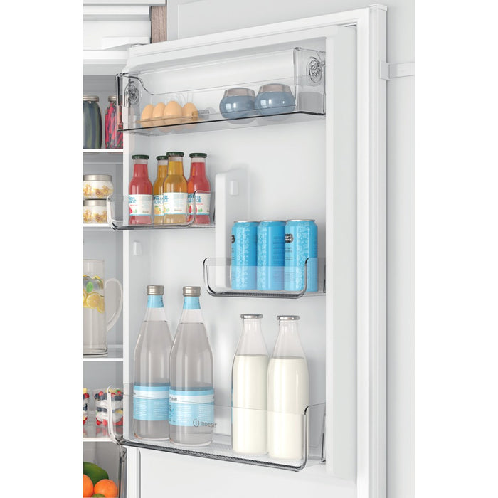 Indesit INC18 T311 хладилник с фризер за вграждане 250 LF бял