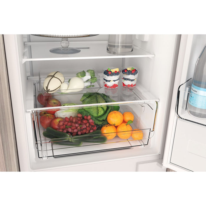 Indesit INC18 T311 хладилник с фризер за вграждане 250 LF бял