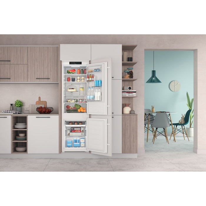 Indesit INC18 T311 хладилник с фризер за вграждане 250 LF бял