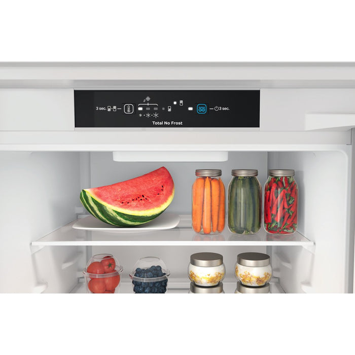 Indesit INC18 T311 хладилник с фризер за вграждане 250 LF бял