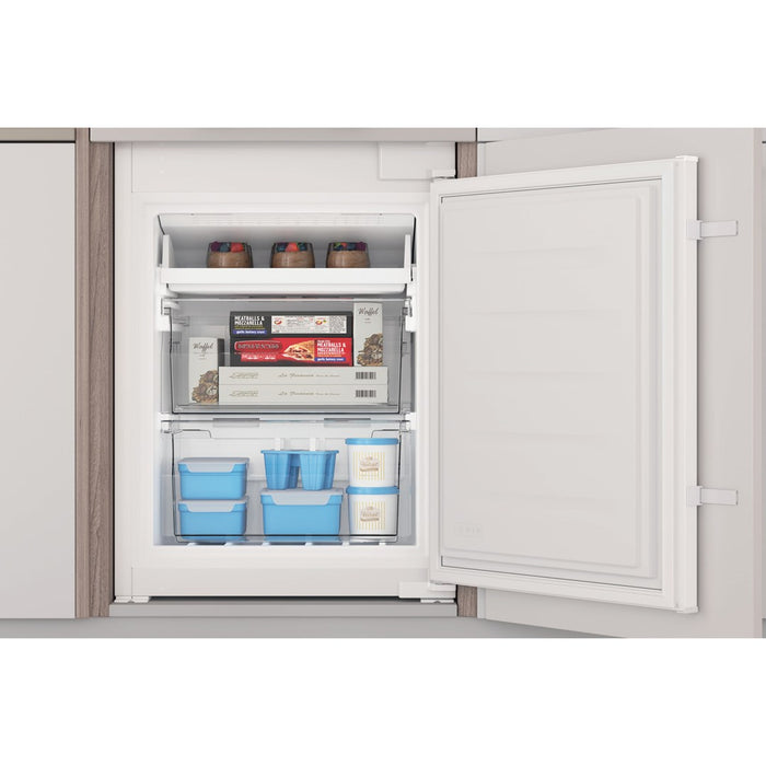 Indesit INC18 T311 хладилник с фризер за вграждане 250 LF бял