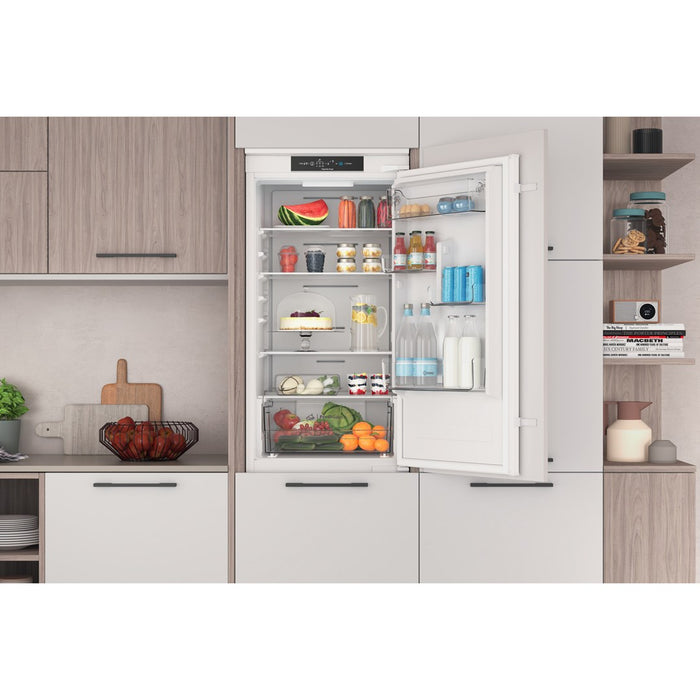 Indesit INC18 T311 хладилник с фризер за вграждане 250 LF бял