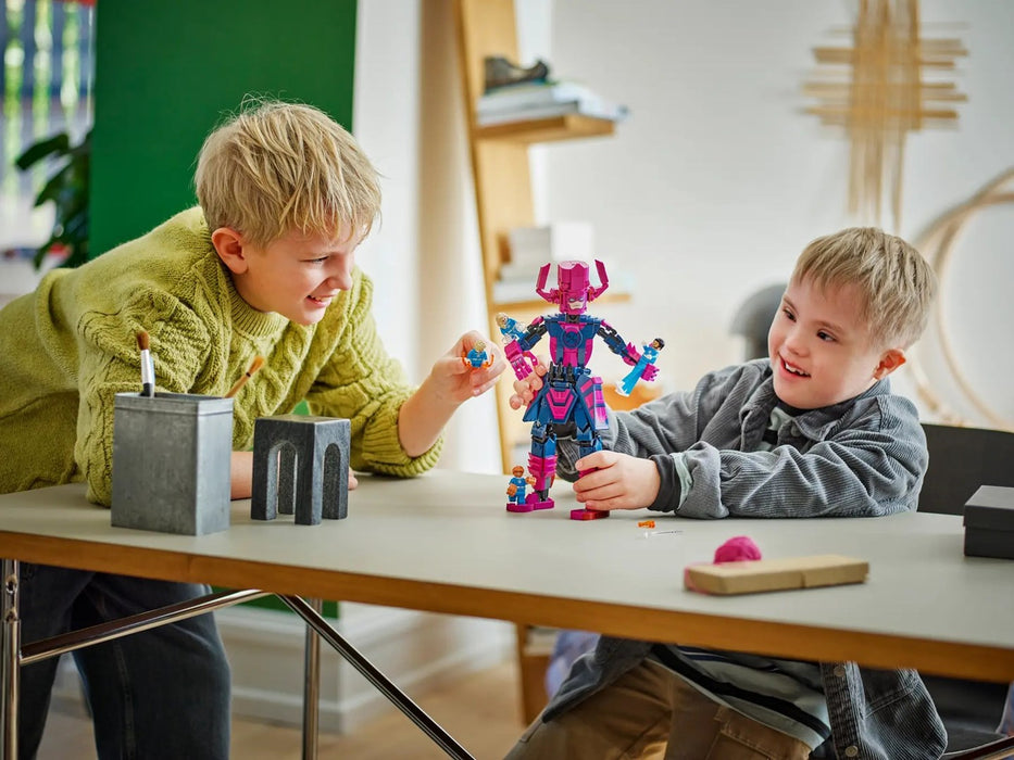 LEGO MARVEL 76316 Фигура за конструиране на Фантастичната четворка срещу Галактус