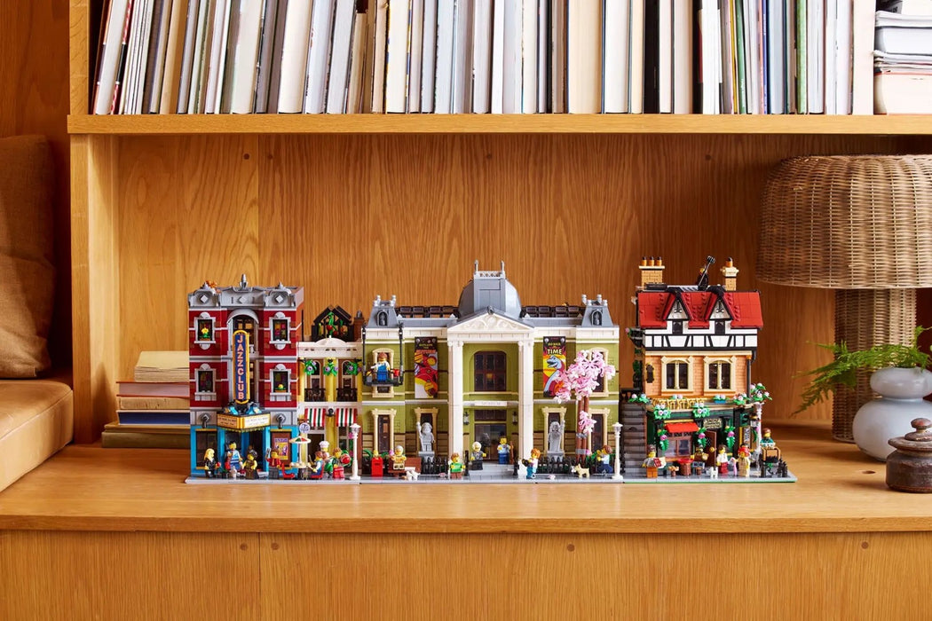 LEGO ICONS 10350 Tudor Corner