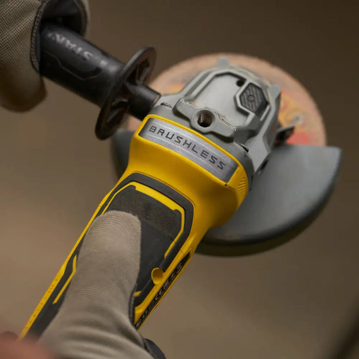 АКУМУЛАТОРЕН БЕЗЧЕТКОВ ЪГЛОШЛАЙФ STANLEY SFMCG700B-XJ 18 V