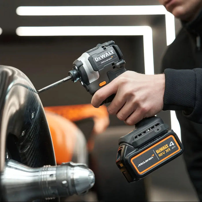 АКУМУЛАТОРЕН БЕЗЧЕТКОВ КОМПЛЕКТ DEWALT DCK200MM2T-QW