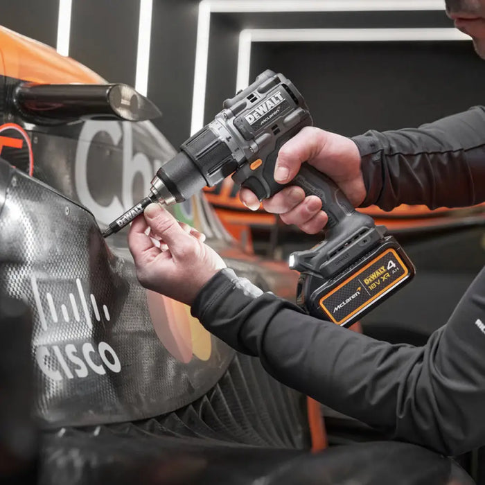 АКУМУЛАТОРЕН БЕЗЧЕТКОВ КОМПЛЕКТ DEWALT DCK200MM2T-QW