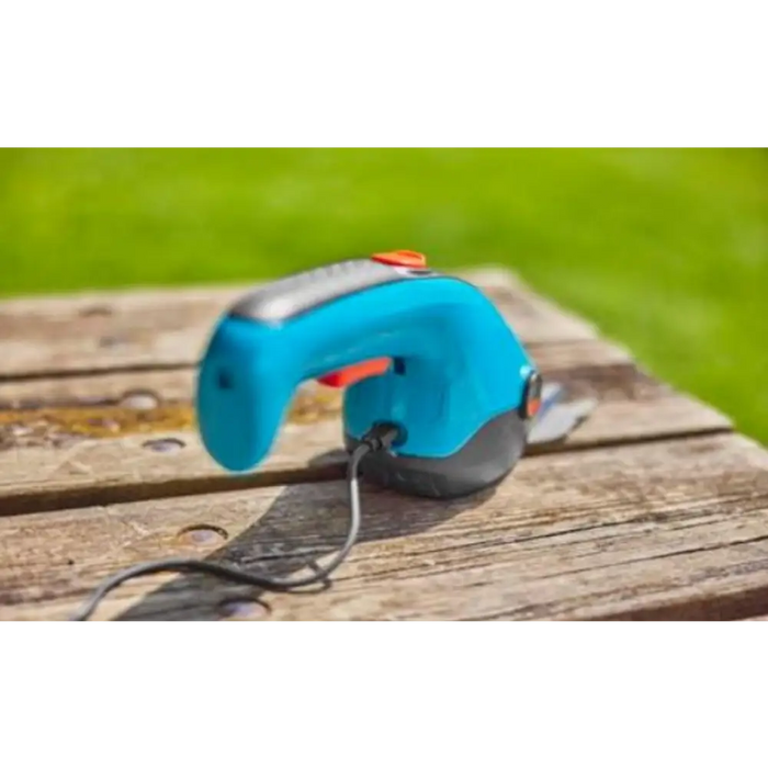 АКУМУЛАТОРНА НОЖИЦА ЗА ТРЕВА GARDENA