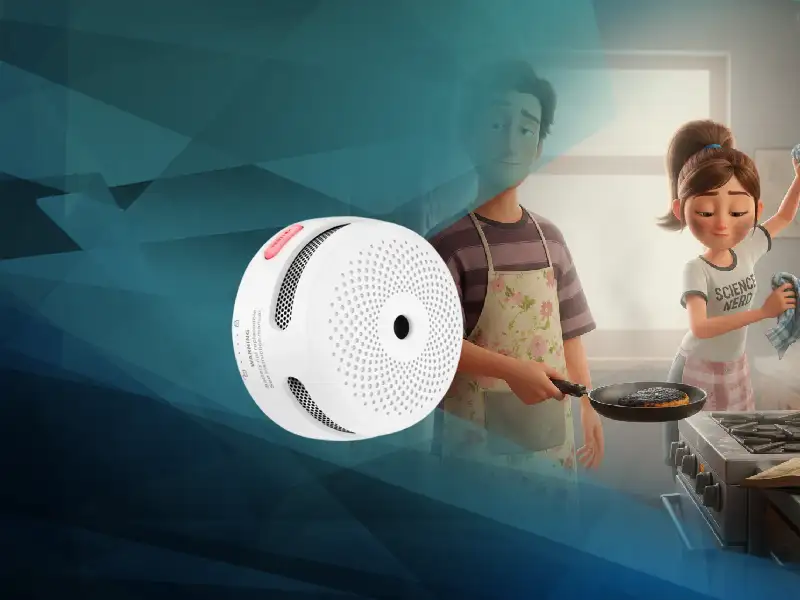 Бяла и черна камера за сигурност с сферична форма, с множество лещи.