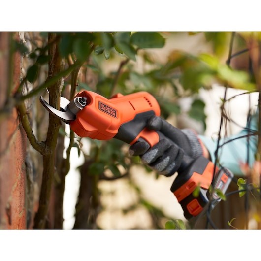 Акумулаторна градинска ножица Black & Decker 18V/2.0Ah BCPP18D1