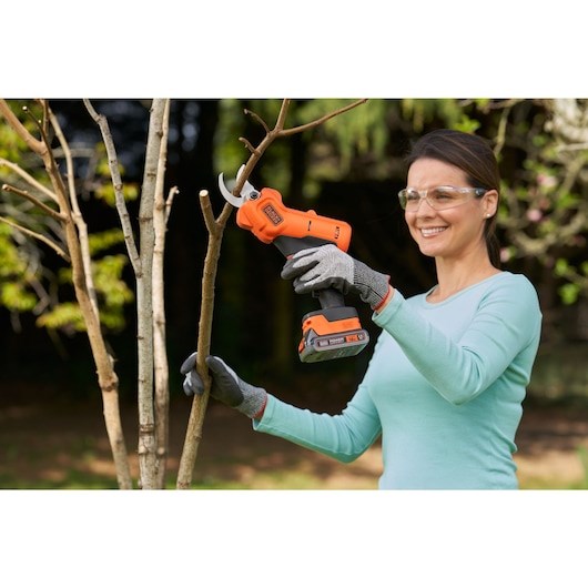 Акумулаторна градинска ножица Black & Decker 18V/2.0Ah BCPP18D1