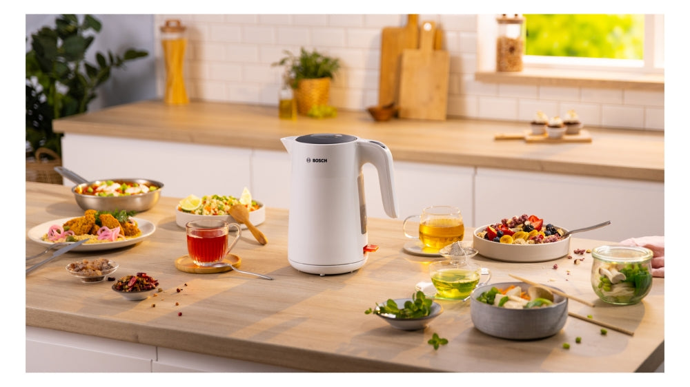 Bosch TWK2M161, Пластмасова кана MyMoment, 2400 W, 1,7 л, Индикатор за чаши, Филтър за котлен камък, Тройна функция за безопасност, Бял