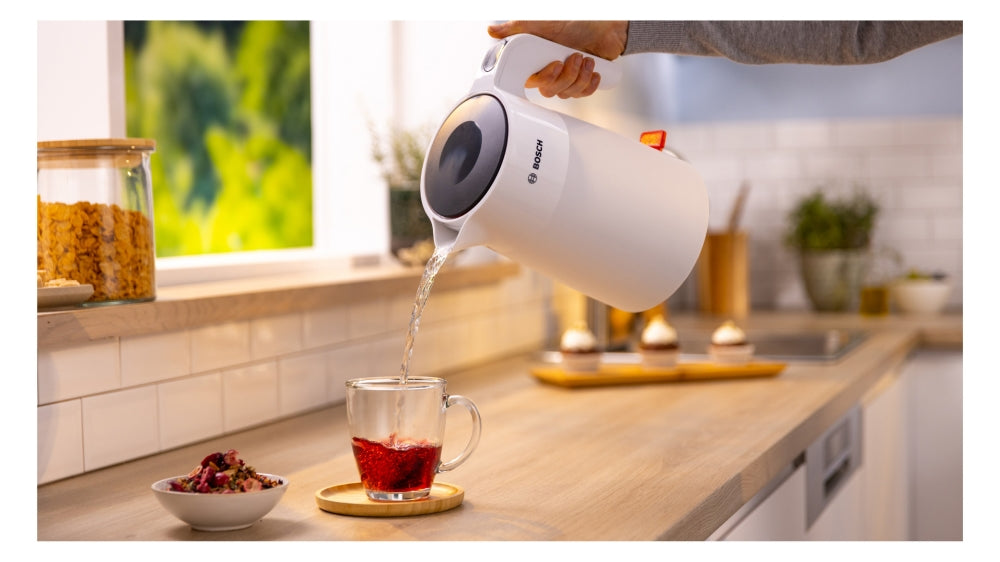 Bosch TWK2M161, Пластмасова кана MyMoment, 2400 W, 1,7 л, Индикатор за чаши, Филтър за котлен камък, Тройна функция за безопасност, Бял