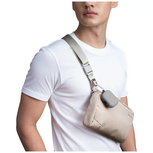 Чанта Uniq Arden Sling 2L - бежова