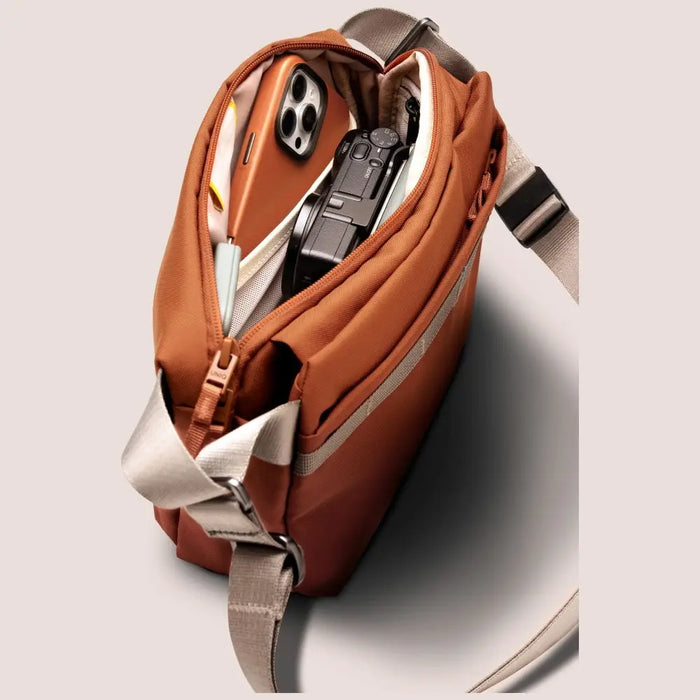 Чанта Uniq Crossbody Denver 5L - бежова