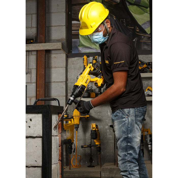 АКУМУЛАТОРЕН БЕЗЧЕТКОВ ПЕРФОРАТОР DEWALT DCH133M1-QW 18 V, 2.60 J, SDS PLUS, БРОЙ БАТЕРИИ 1, 4.00 Ah, КУФАР