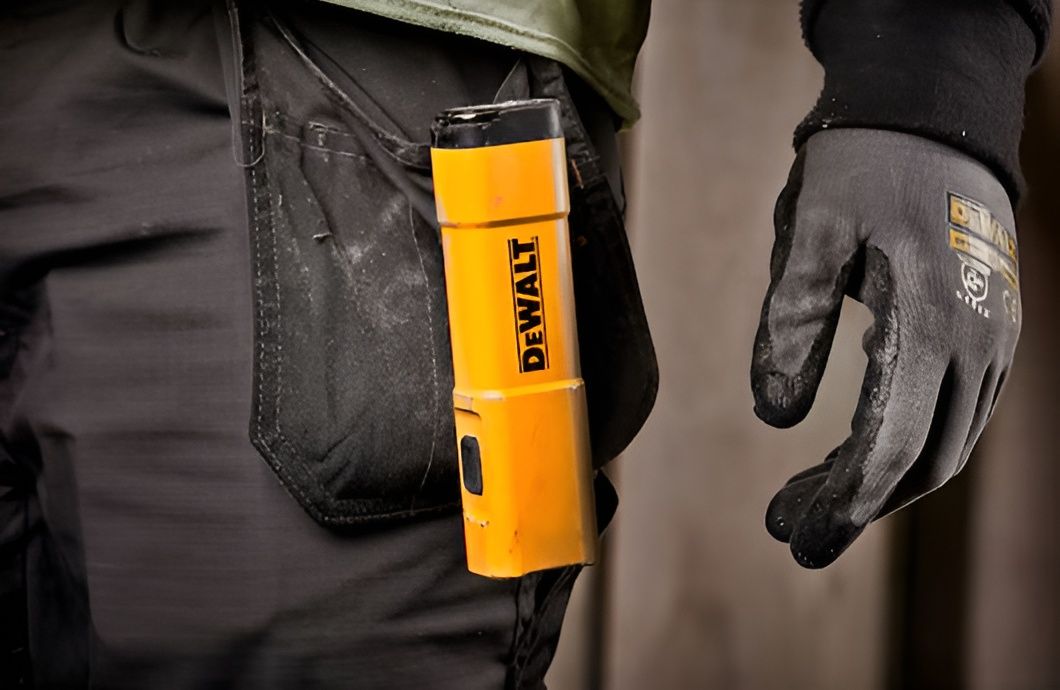 Акумулаторен джобен фенер DeWALT - DCL183, 3.6 V, 400 lm, с USB-C кабел