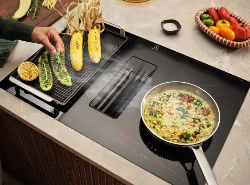 Индукционен котлон с вграден абсорбатор ELECTROLUX ECC83443CZ SaphirMatt черен мат 80 см