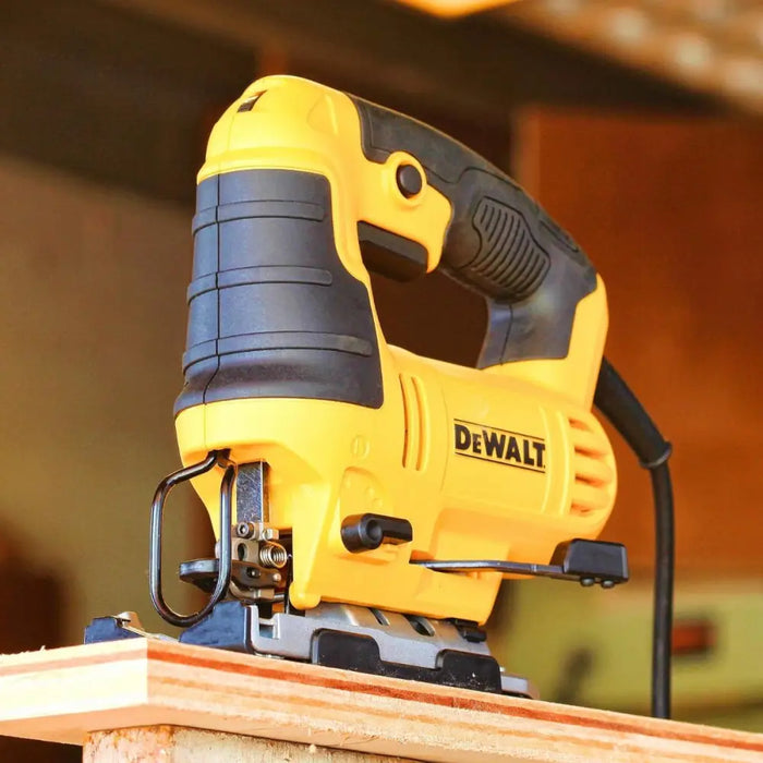 ЕЛЕКТРИЧЕСКИ ПРОБОДЕН ТРИОН 650W DEWALT