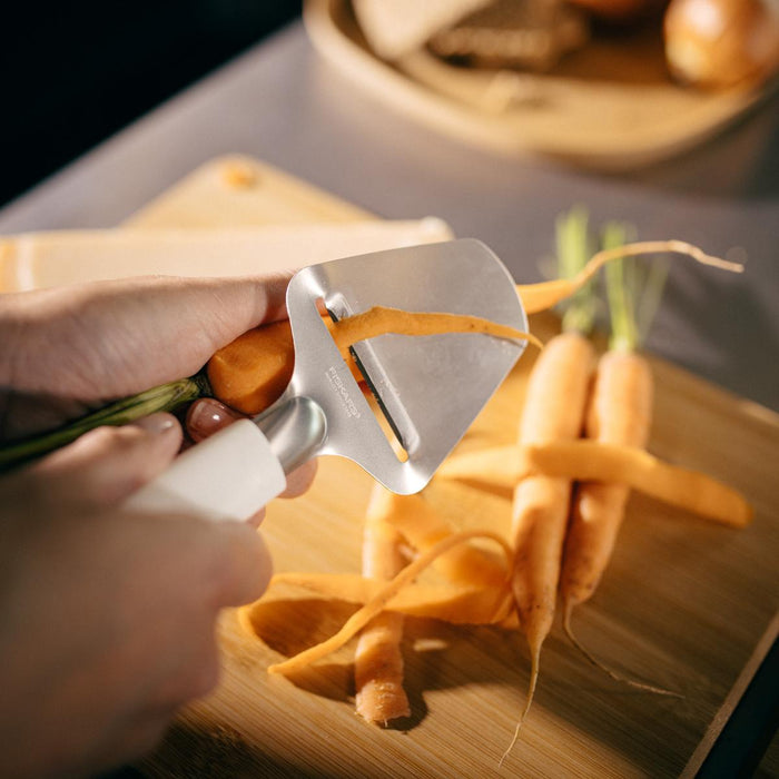 РЕЗАЧКА ЗА ТВЪРДО СИРЕНЕ FISKARS
