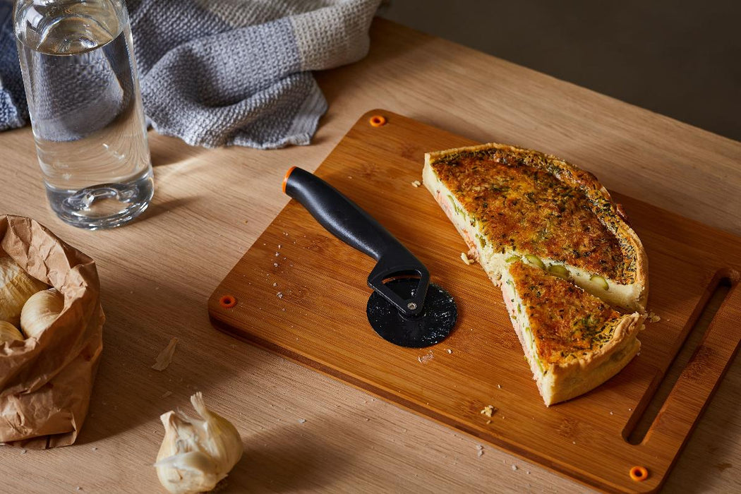 НОЖ ЗА РЯЗАНЕ НА ПИЦА FISKARS