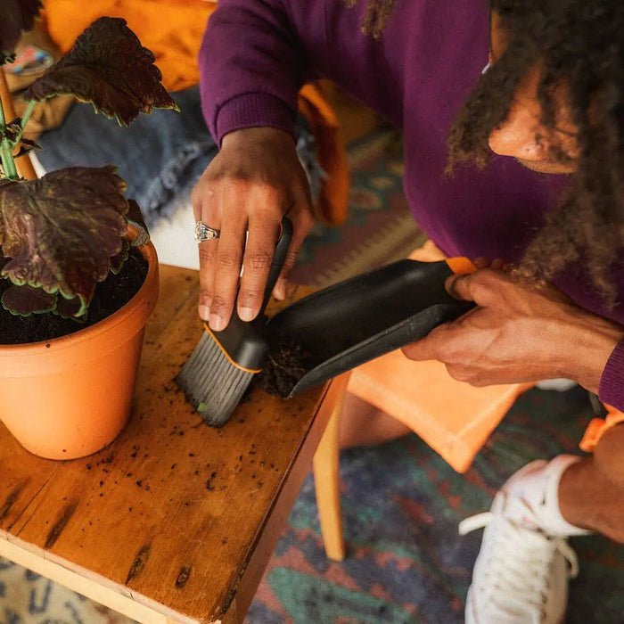 Комплект четка и лопатка за почва Fiskars - Urban