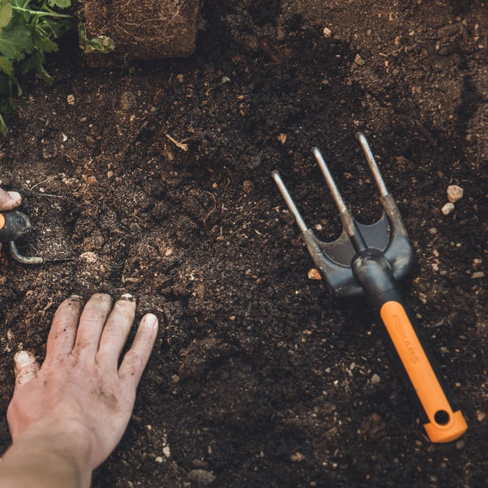 Градински култиватор Fiskars - Premium Planters, 3 зъба, 25 cm
