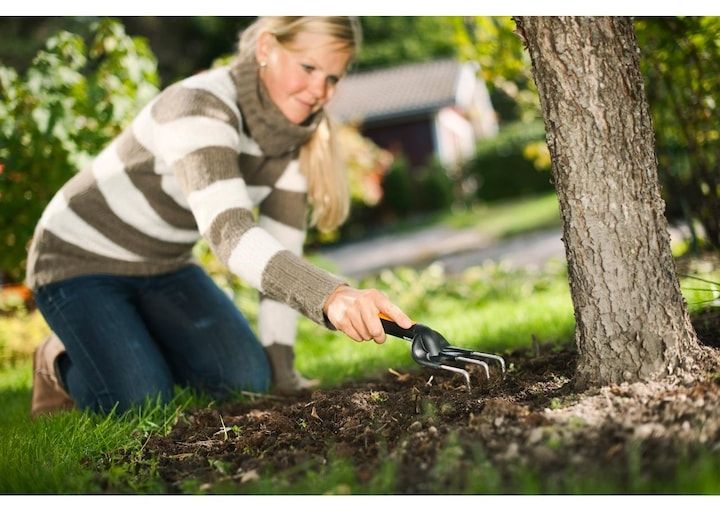 Градински култиватор Fiskars - Premium Planters, 3 зъба, 25 cm