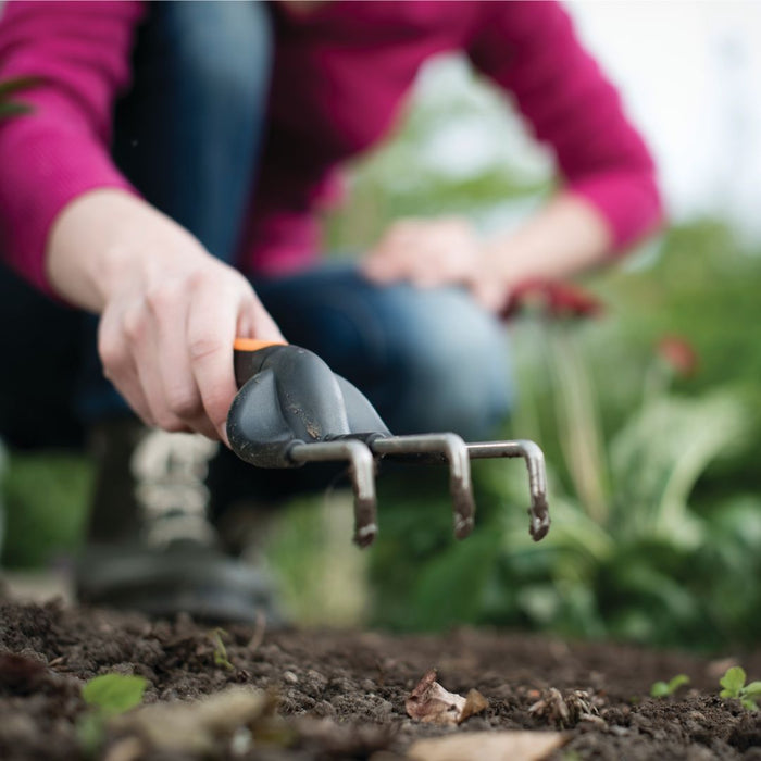 Градински култиватор Fiskars - Premium Planters, 3 зъба, 25 cm