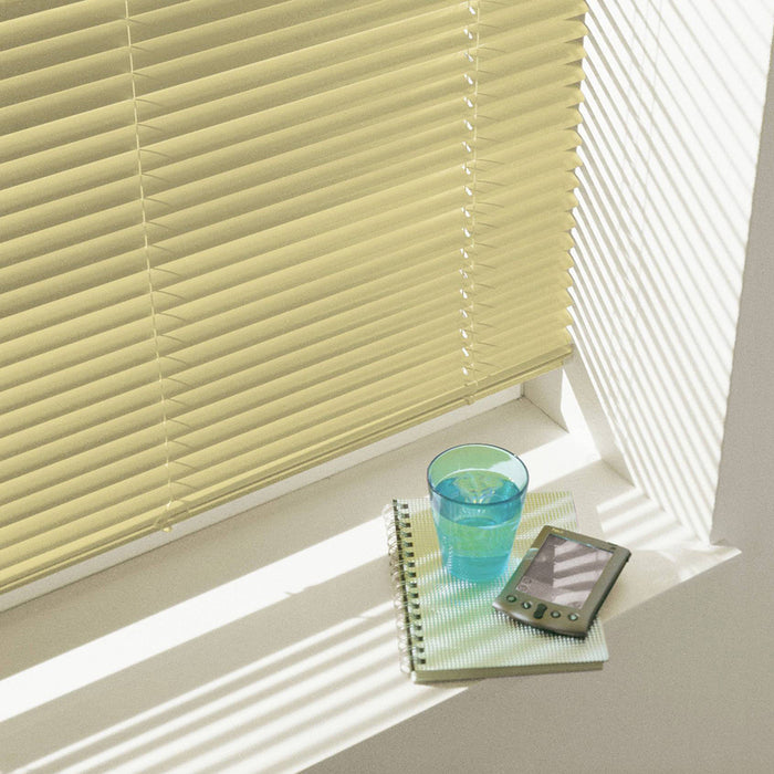 ПЛАСТМАСОВА ЩОРА GARDINIA 40X130 БЕЖОВА