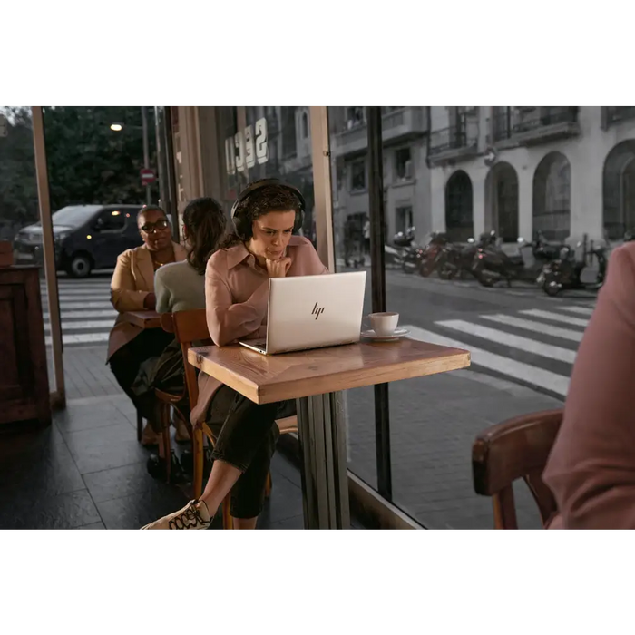 HP EliteBook 830 13 инча G11 преносим компютър Intel Core