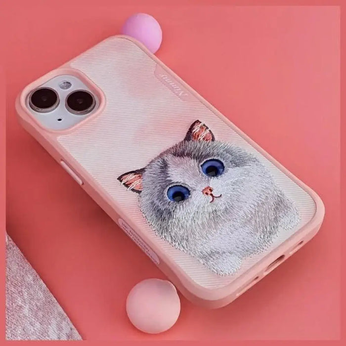 Калъф Nimmy Big Eyed Pet 2.0 Cat за iPhone 15 Pro Max