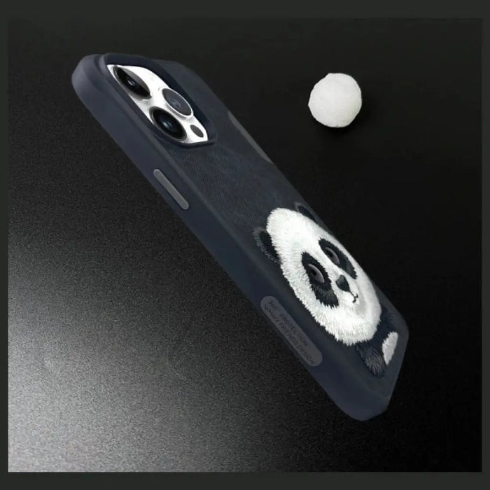 Калъф Nimmy Big Eyed Pet 2.0 Panda за iPhone 15 Pro - черен