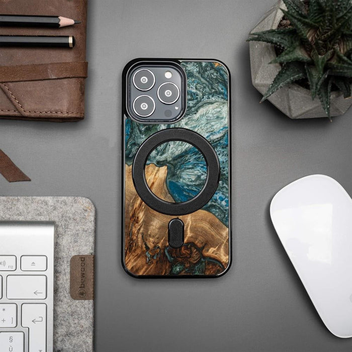Кейс Bewood Unique Planet Earth за iPhone 13 Pro съвместим