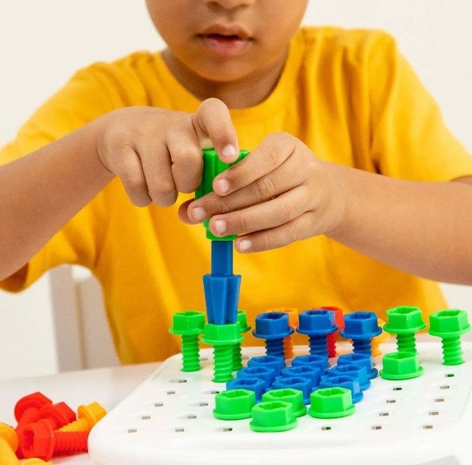 Игрален комплект Learning Resources - Сет за пробиване с модели и форми