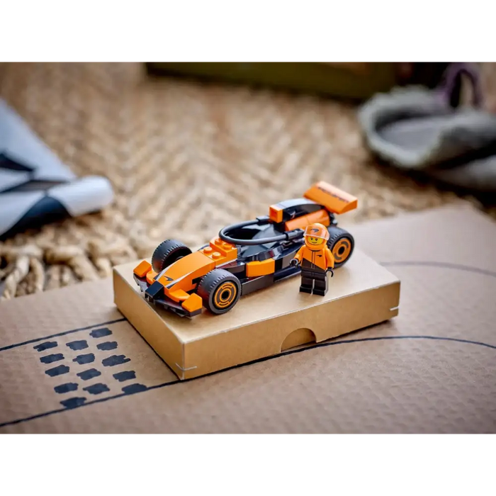 LEGO CITY 60442 Шофьор на F1 със състезателна кола McLaren