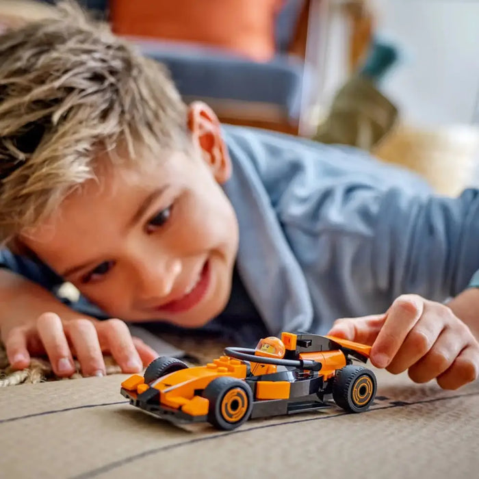 LEGO CITY 60442 Шофьор на F1 със състезателна кола McLaren